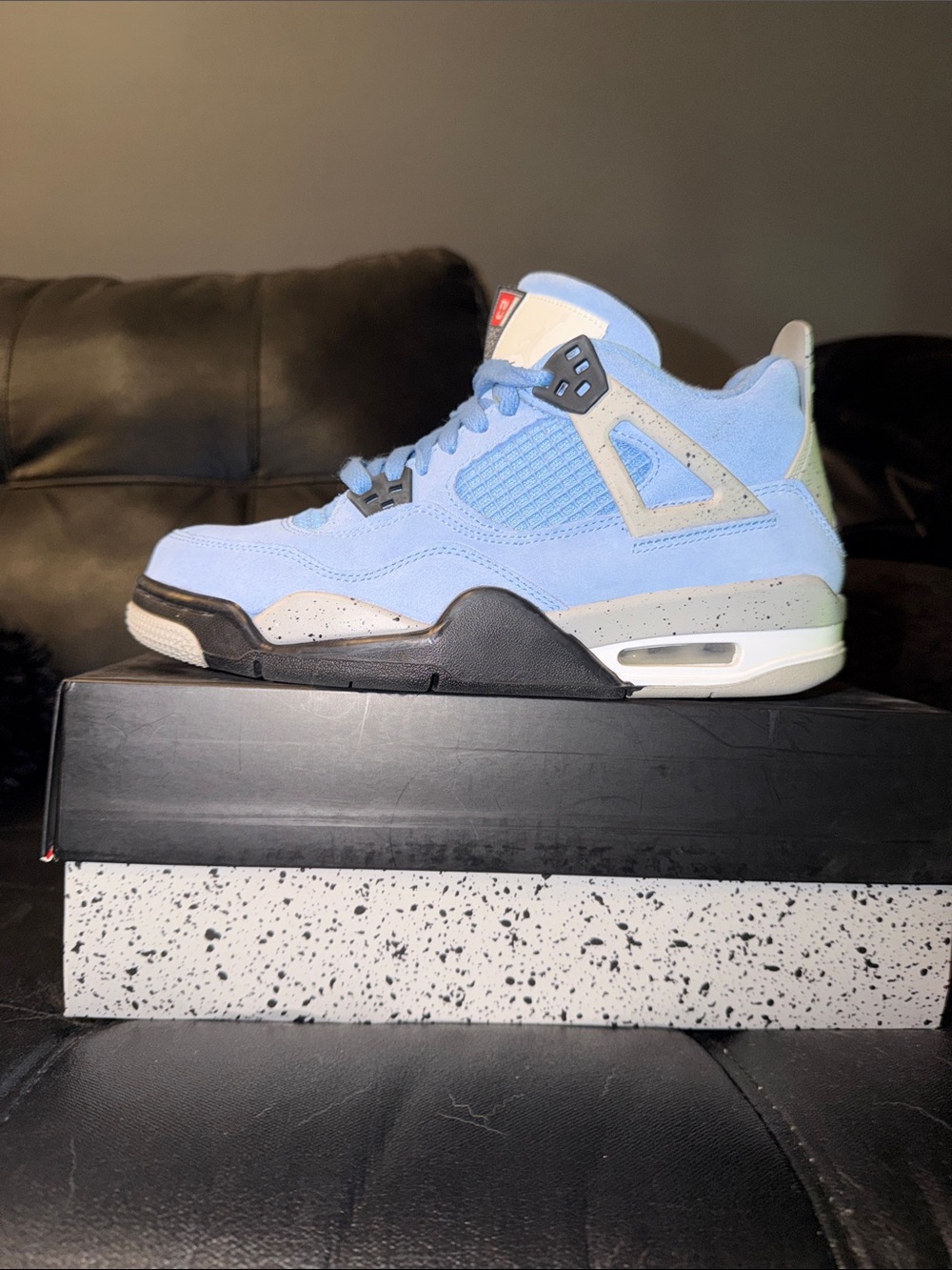 Jordan 4 Retro, university blue, size 6 5y - Picture 3 of 8